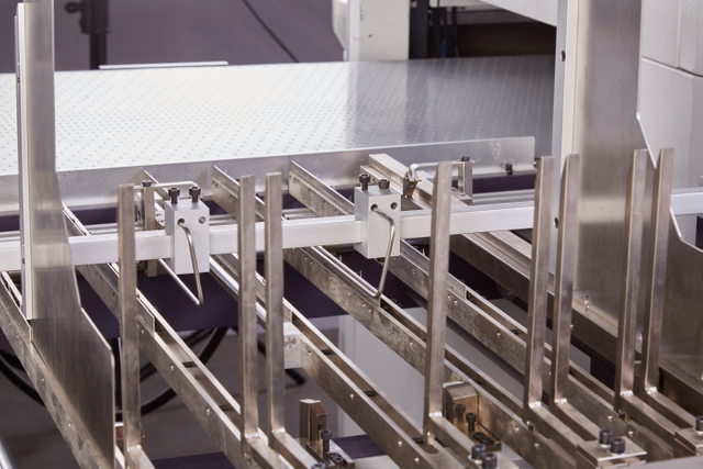 Automatic High Precision Rigid Box Hardcover Lining Positioning Machine